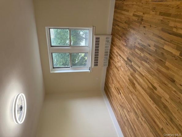 250 W Merrick Road 2R, Freeport NY 11520