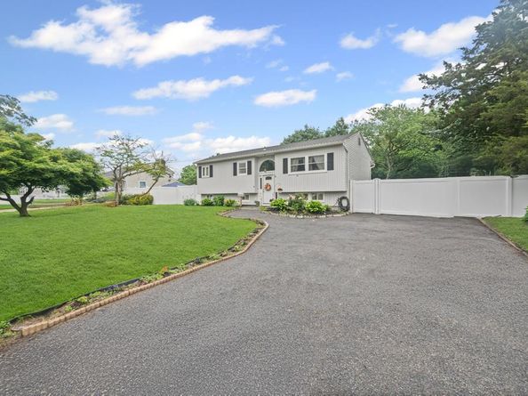 3115 Heather Avenue, Medford NY 11763
