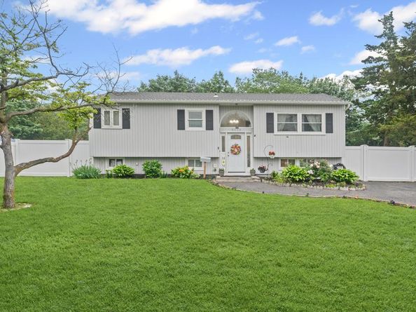 3115 Heather Avenue, Medford NY 11763