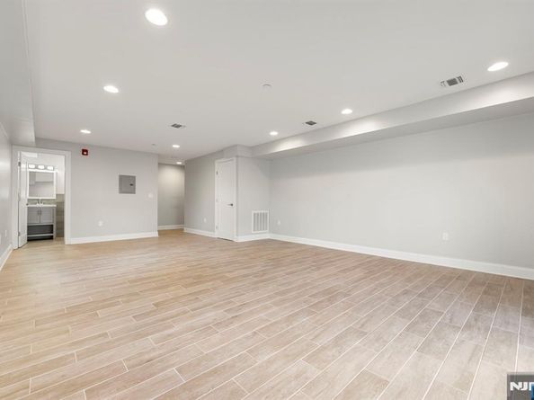 805 Fairview Lane, Fort Lee NJ 07024
