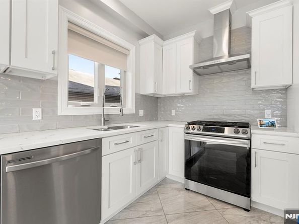 805 Fairview Lane, Fort Lee NJ 07024