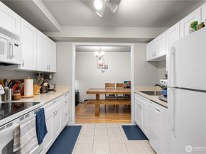7930 SE 34th Street 203, Mercer Island WA 98040