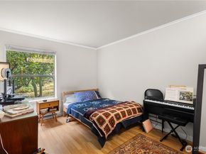 7930 SE 34th Street 203, Mercer Island WA 98040
