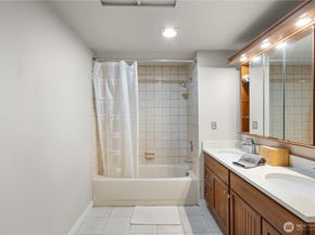 7930 SE 34th Street 203, Mercer Island WA 98040