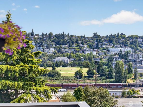 2551 Thorndyke Avenue W 402, Seattle WA 98199