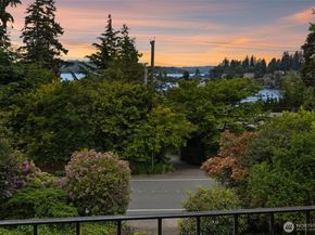 9510 Lake Washington Boulevard NE, Bellevue WA 98004