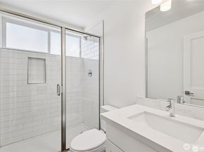 5257 Brooklyn Avenue NE, Seattle WA 98105