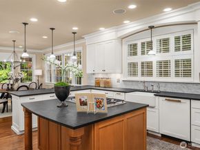 10910 NE 18th Place, Bellevue WA 98004