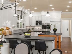 10910 NE 18th Place, Bellevue WA 98004