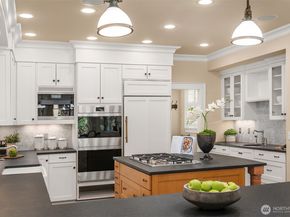 10910 NE 18th Place, Bellevue WA 98004