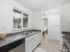 15929 NE 41st Street 8B, Redmond WA 98052