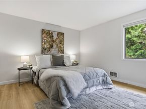 11630 NE 70th Place Unit D, Kirkland WA 98033