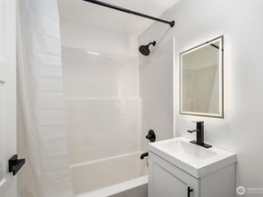 1747 1/2 NE 147th St, Shoreline WA 98155