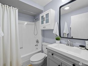 8812 20th Avenue NE A105, Seattle WA 98115