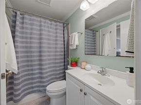 10123 NE 135th Lane 2, Kirkland WA 98034