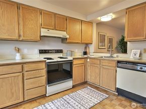 10233 NE 129th Lane 8, Kirkland WA 98034