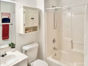 210 10th Street 4, Kirkland WA 98033