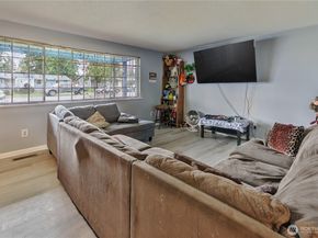 1055 S 317th Street, Federal Way WA 98003