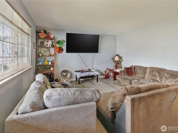 1055 S 317th Street, Federal Way WA 98003