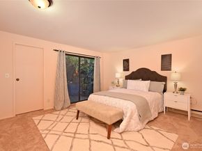 6648 Park Point Way NE D111, Seattle WA 98115