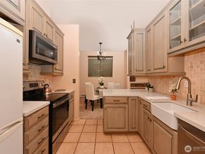 6648 Park Point Way NE D111, Seattle WA 98115