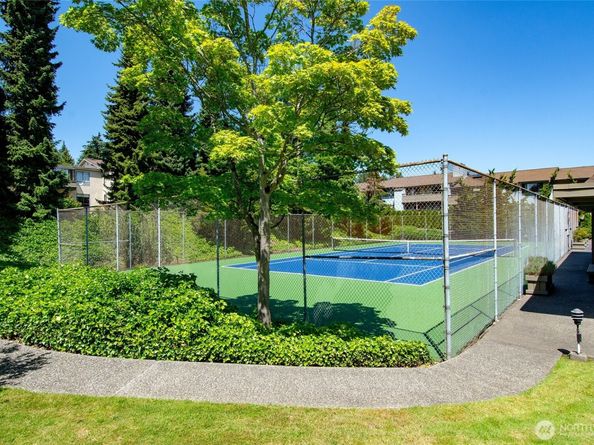 6648 Park Point Way NE D111, Seattle WA 98115