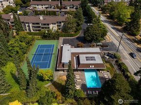 6648 Park Point Way NE D111, Seattle WA 98115