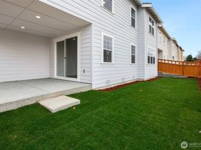 592 SW 97th St 2, Seattle WA 98106