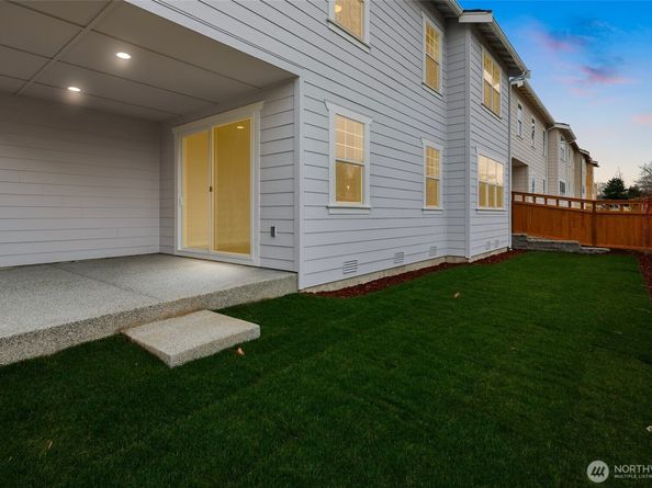 592 SW 97th St 2, Seattle WA 98106