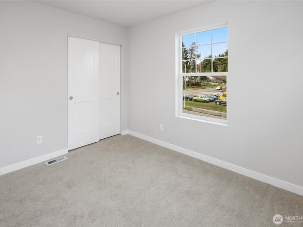 592 SW 97th St 2, Seattle WA 98106