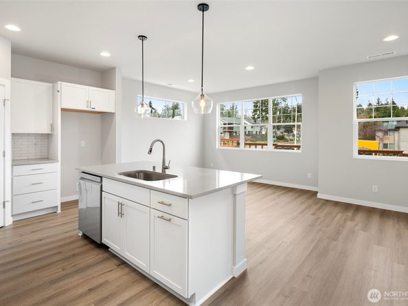 592 SW 97th St 2, Seattle WA 98106