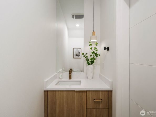 939 N 87th Street A, Seattle WA 98103