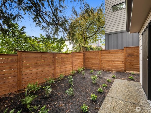 939 N 87th Street A, Seattle WA 98103