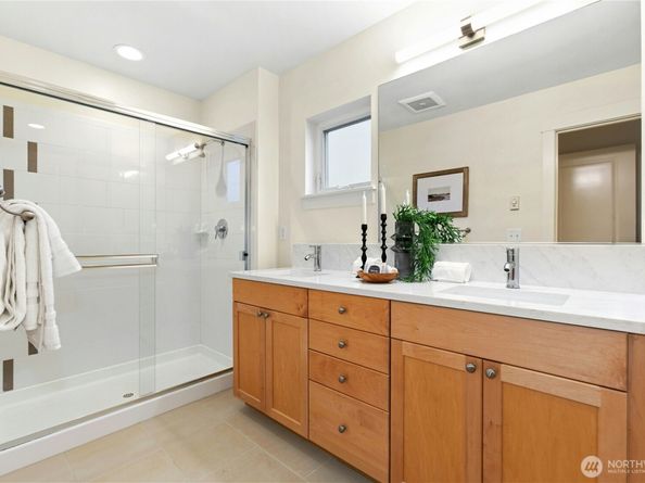 1952 18th Avenue NE, Issaquah WA 98029