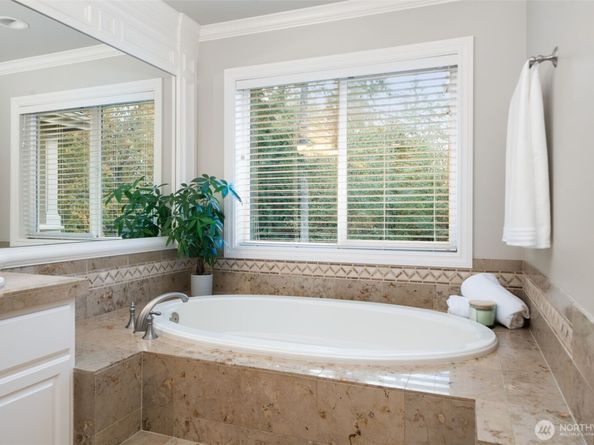 13315 NE Cambridge Crest Way, Bainbridge Island WA 98110