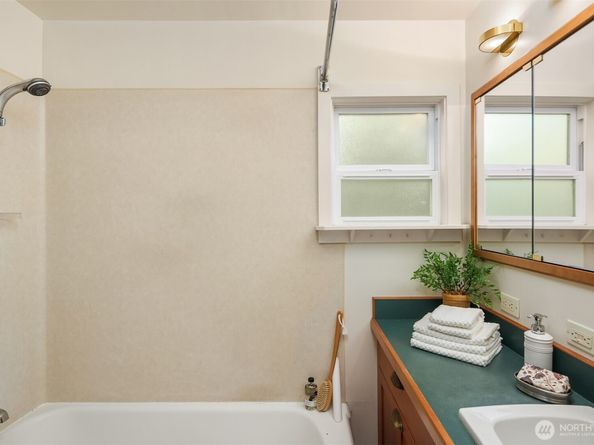 548 NE 102nd Street, Seattle WA 98125