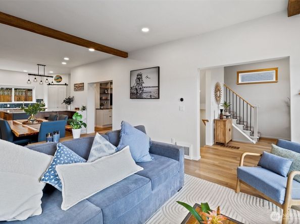 5822 E Green Lake Way N, Seattle WA 98103