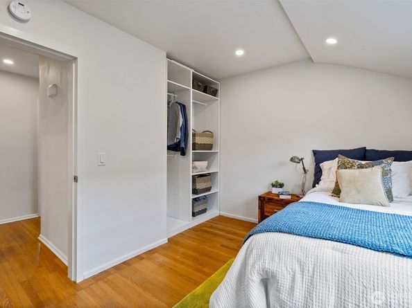 5822 E Green Lake Way N, Seattle WA 98103