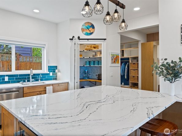 5822 E Green Lake Way N, Seattle WA 98103