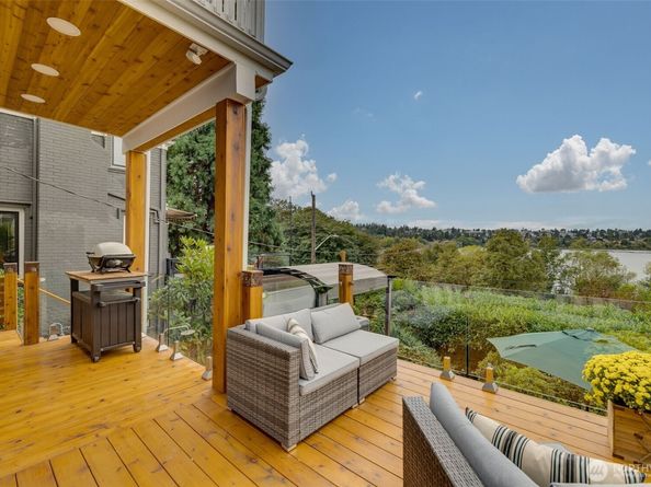 5822 E Green Lake Way N, Seattle WA 98103