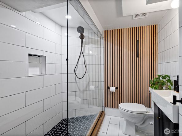 5822 E Green Lake Way N, Seattle WA 98103