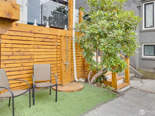 5822 E Green Lake Way N, Seattle WA 98103