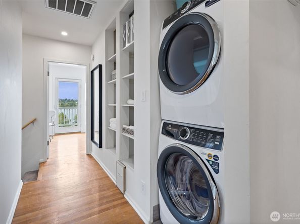 5822 E Green Lake Way N, Seattle WA 98103