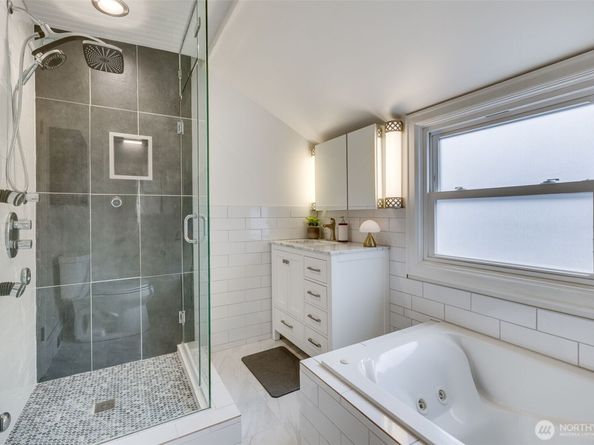 5822 E Green Lake Way N, Seattle WA 98103