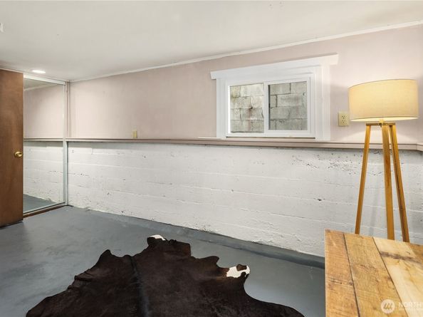 151 77th Street N, Seattle WA 98103