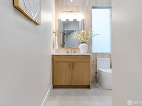 18607 104th Avenue NE B, Bothell WA 98011