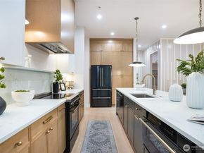 18607 104th Avenue NE B, Bothell WA 98011