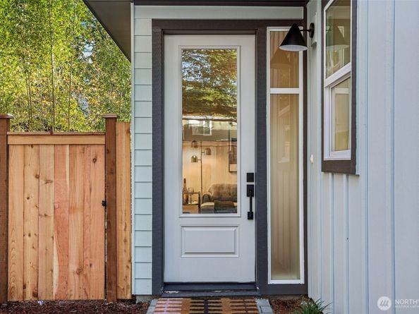 13748 Stone Avenue N, Seattle WA 98133