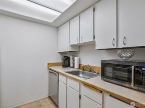 8911 Holly Drive 104, Everett WA 98208