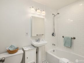 8701 35th Avenue NE 9, Seattle WA 98115